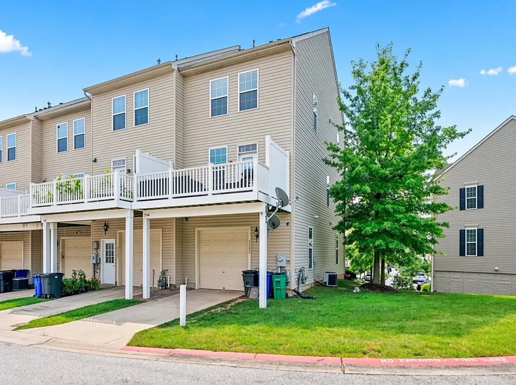 3BR Single-Family Home with Garage, Central A/C & In-Unit Laundry — Photo 4
