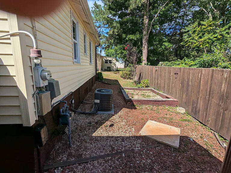 806 Wyatt St — Photo 9