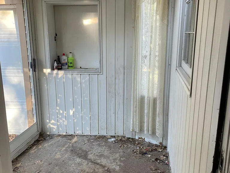 261 Mission Dr — Photo 8