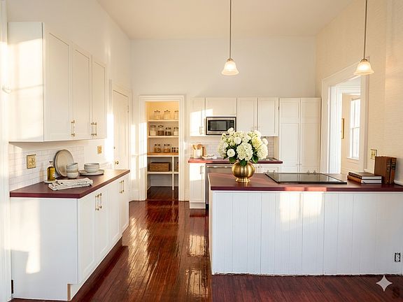 Bright, spacious and functional kitchen with dining space and walk-in butler pantry