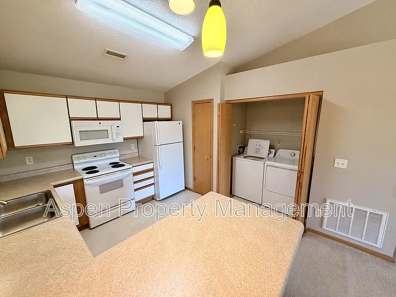 2 bed, 1.0 bath, 906 sqft, $1,080 — Photo 3