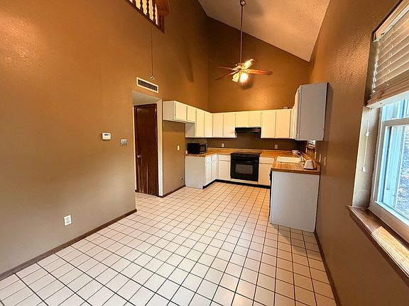 3rd image of 1121 W 19th Ter