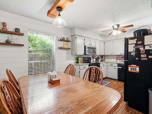 3rd image of 2418 N Park Dr