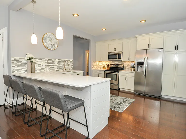 446 W 1st Ave — Photo 4