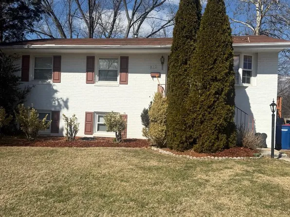 801 S Hoga St, Sterling, VA 20164