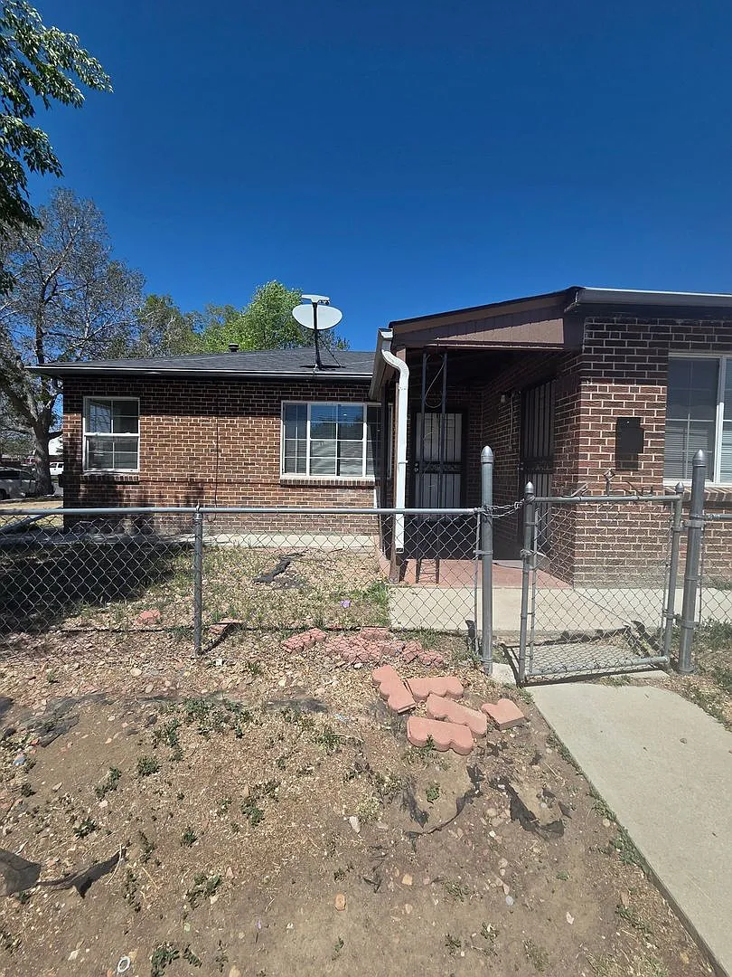 Charming 2BR Duplex in Aurora — Photo 1