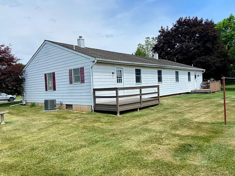 94 Jonathan Dr — Photo 6