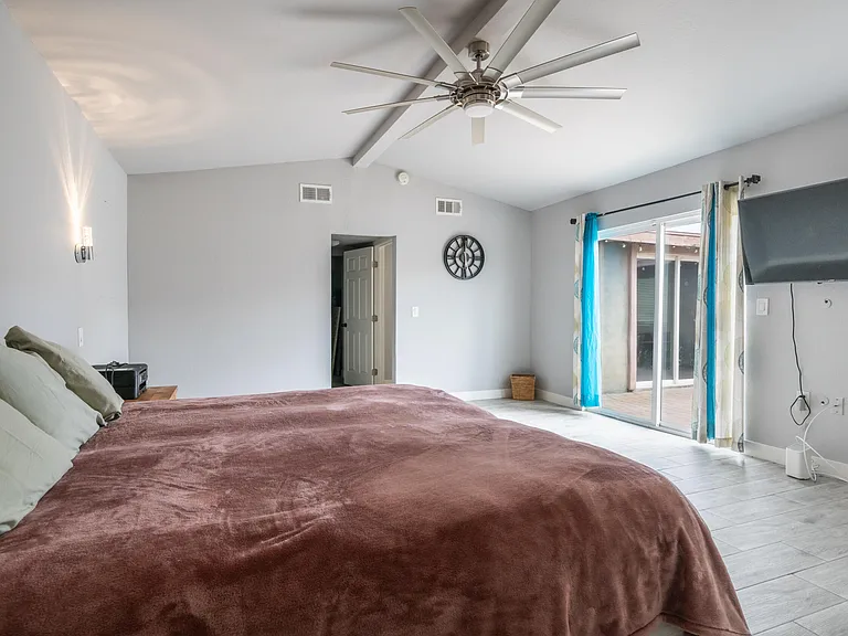 717 E Palmaire Ave — Photo 15