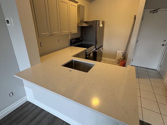 5th image of 56 Queen St N Unit 4