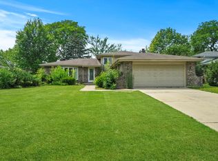 7622 Stratford Pl, Darien, IL