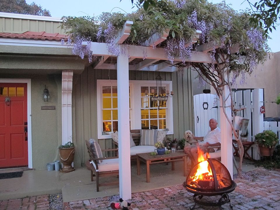 enclosed front yard with outdoor furniture