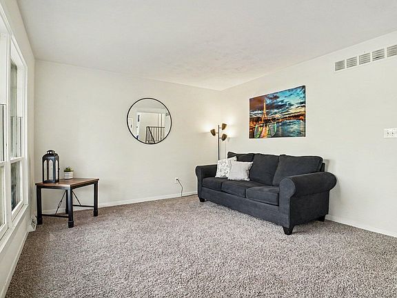 3rd image of 52283 Reynolds Dr
