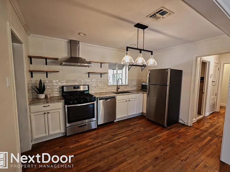 431 Irvington Dr — Photo 3