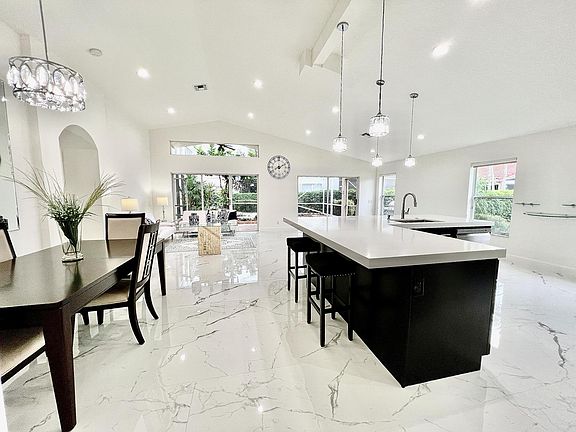 3rd image of 7207 Louisiane Court