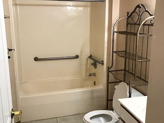 4th image of 1015 W 31st St #207
