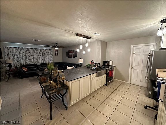 3rd image of 715 Willow Dr