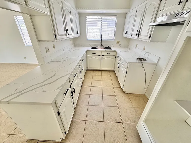 2913 Colanthe Ave — Photo 6