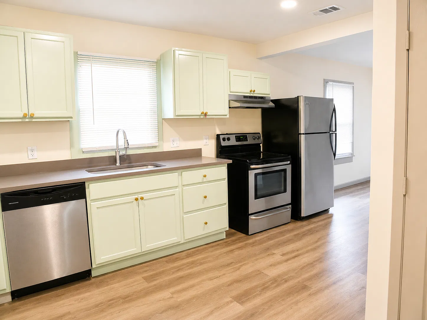 3 bed, 1176 sqft, $2,000 — Photo 3