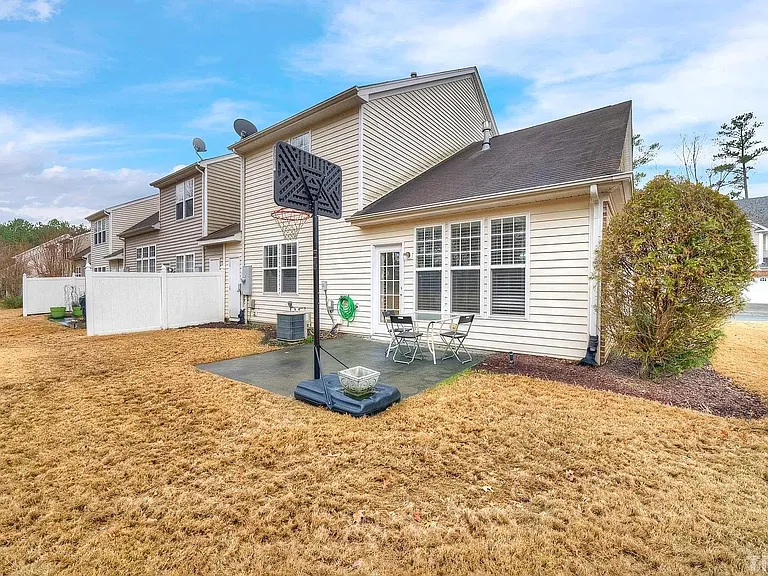 401 Courthouse Dr — Photo 16