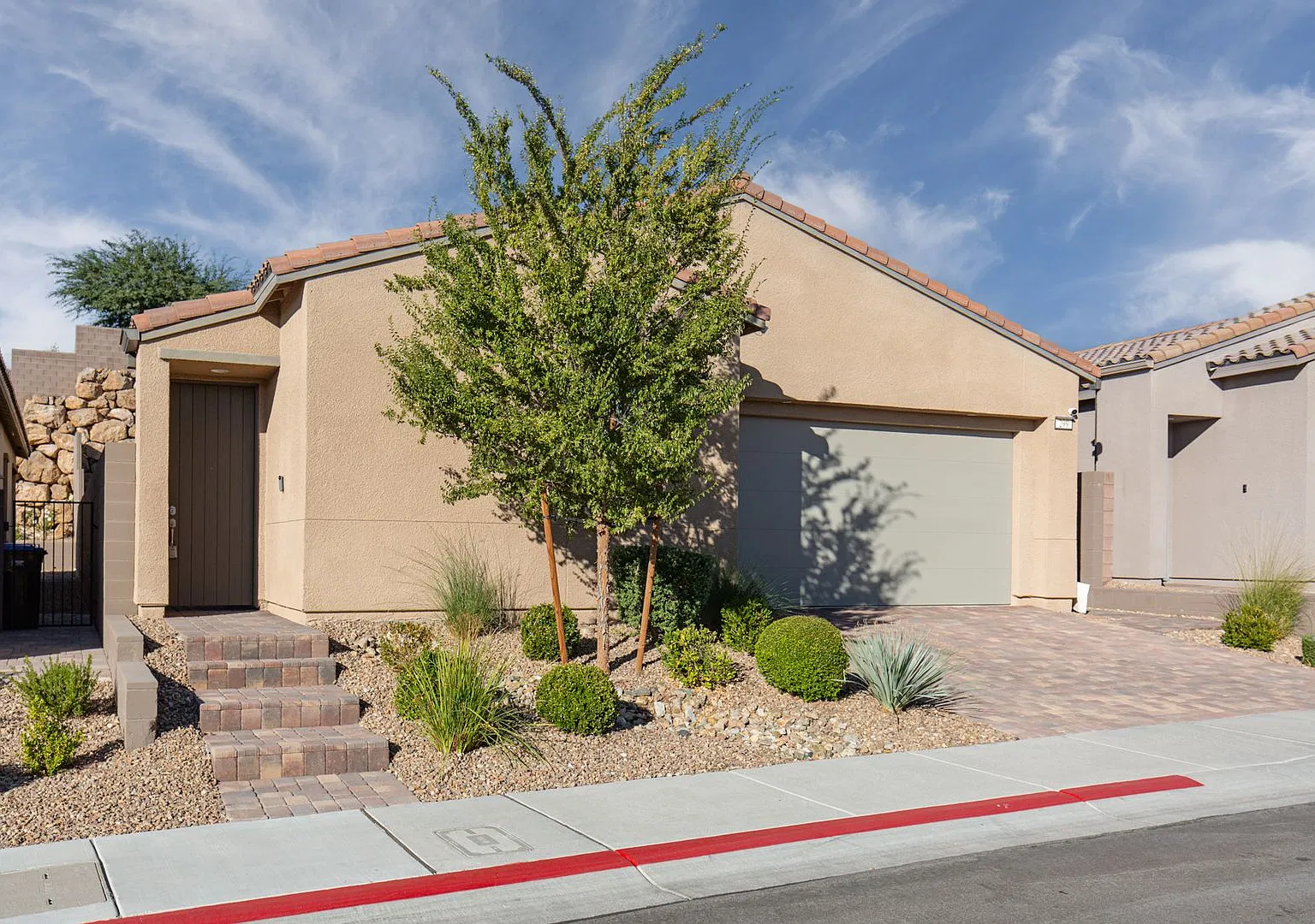 Luxury living in Summerlin West gated neighborhood — Photo 1