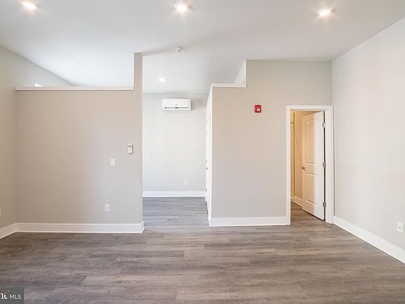 4th image of 1233 S 22nd St Unit 1D