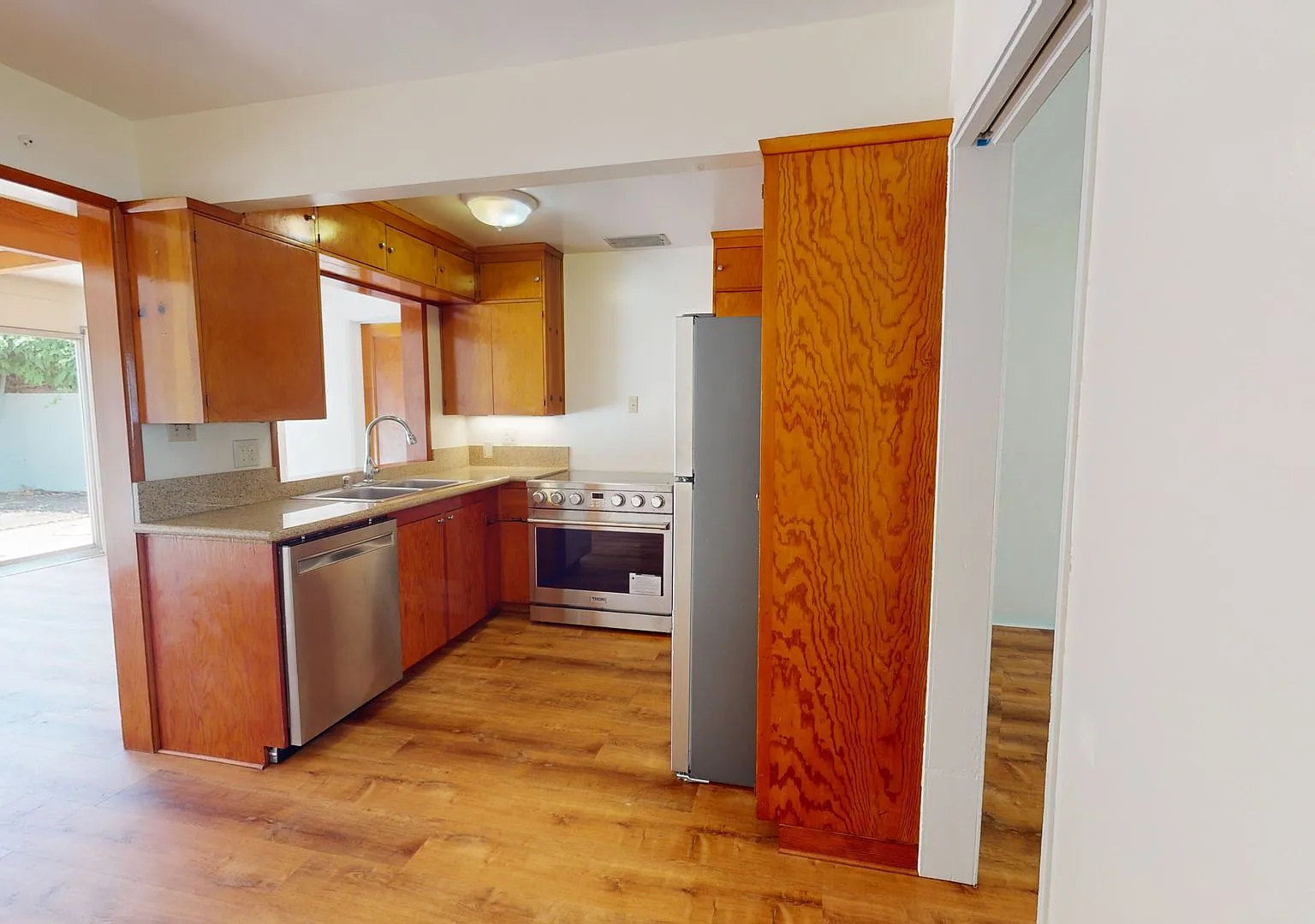 Mid-century vibe | New flooring & paint — Photo 4