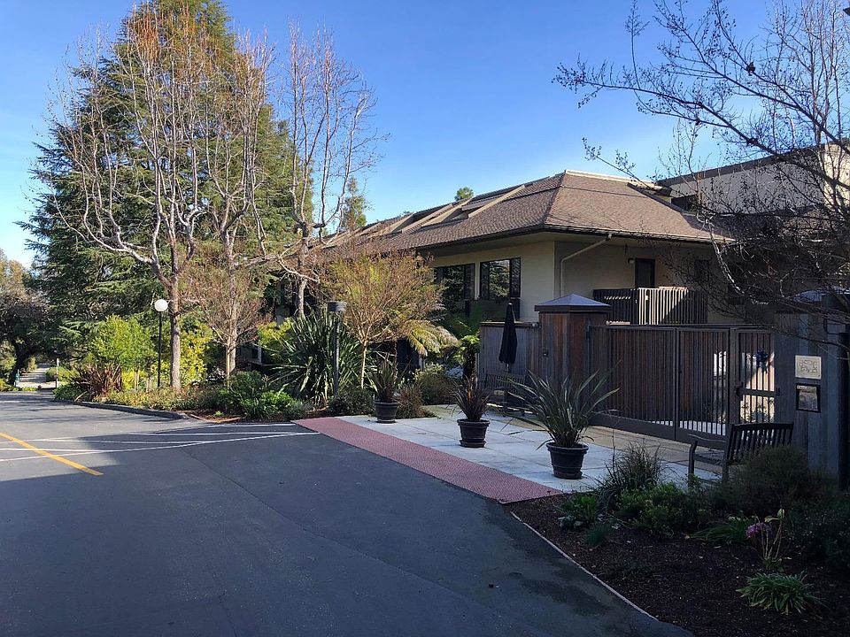 2nd image of 2140 Santa Cruz Ave Unit 302