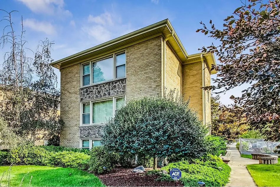 3 bed, 1.5 bath, 1400 sqft, $2,400 — Photo 1