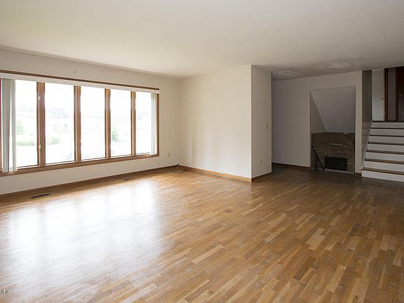 3rd image of 231 Tree Haven Ln