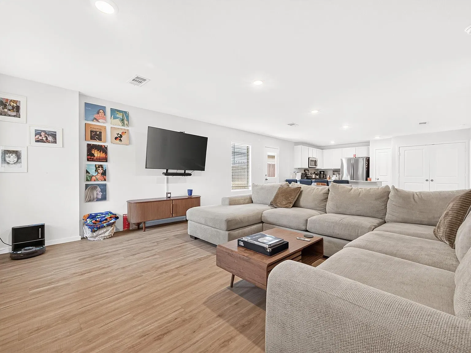 3 bed, 2.0 bath, 1320 sqft, $1,700 — Photo 3