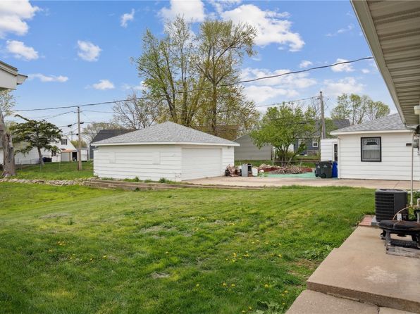 3815 Oakland Rd NE, Cedar Rapids, IA 52402