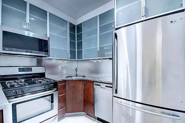 Rented by Urbane Brokerage | media 22