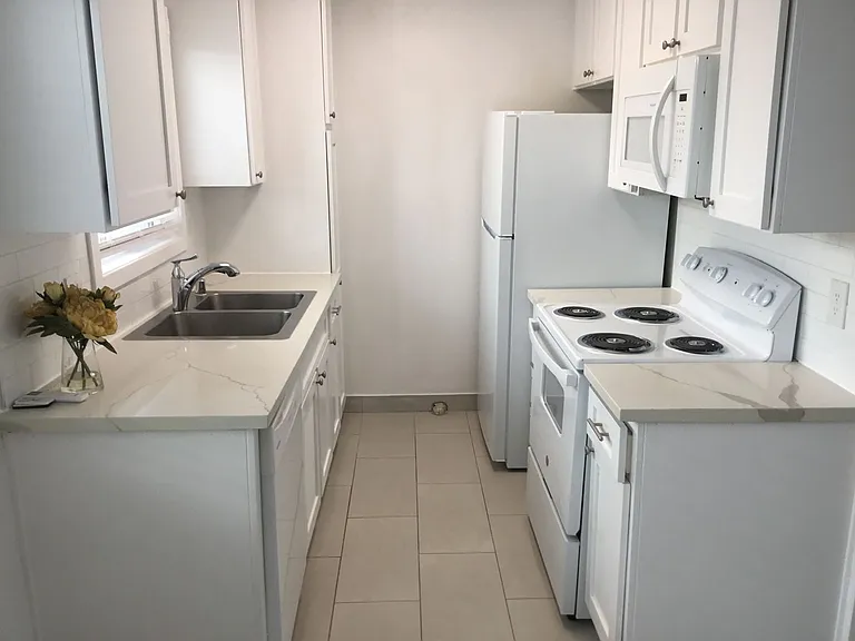 COMPLETELY REMODELED TOWNHOUSE FOR RENT — Photo 10