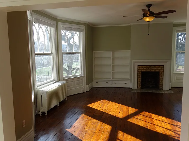 220 Graham St — Photo 2