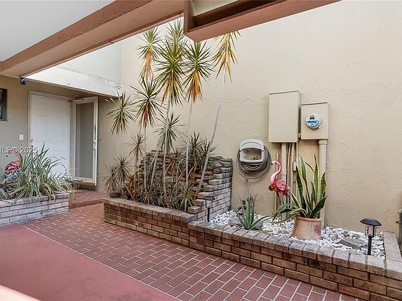 4th image of 206 Washingtonia Ave