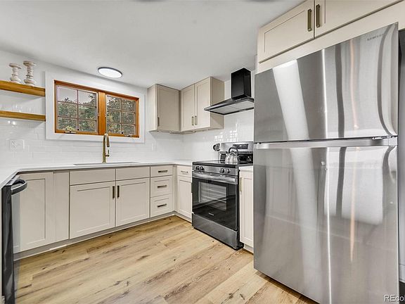 3rd image of 819 Hyland Drive