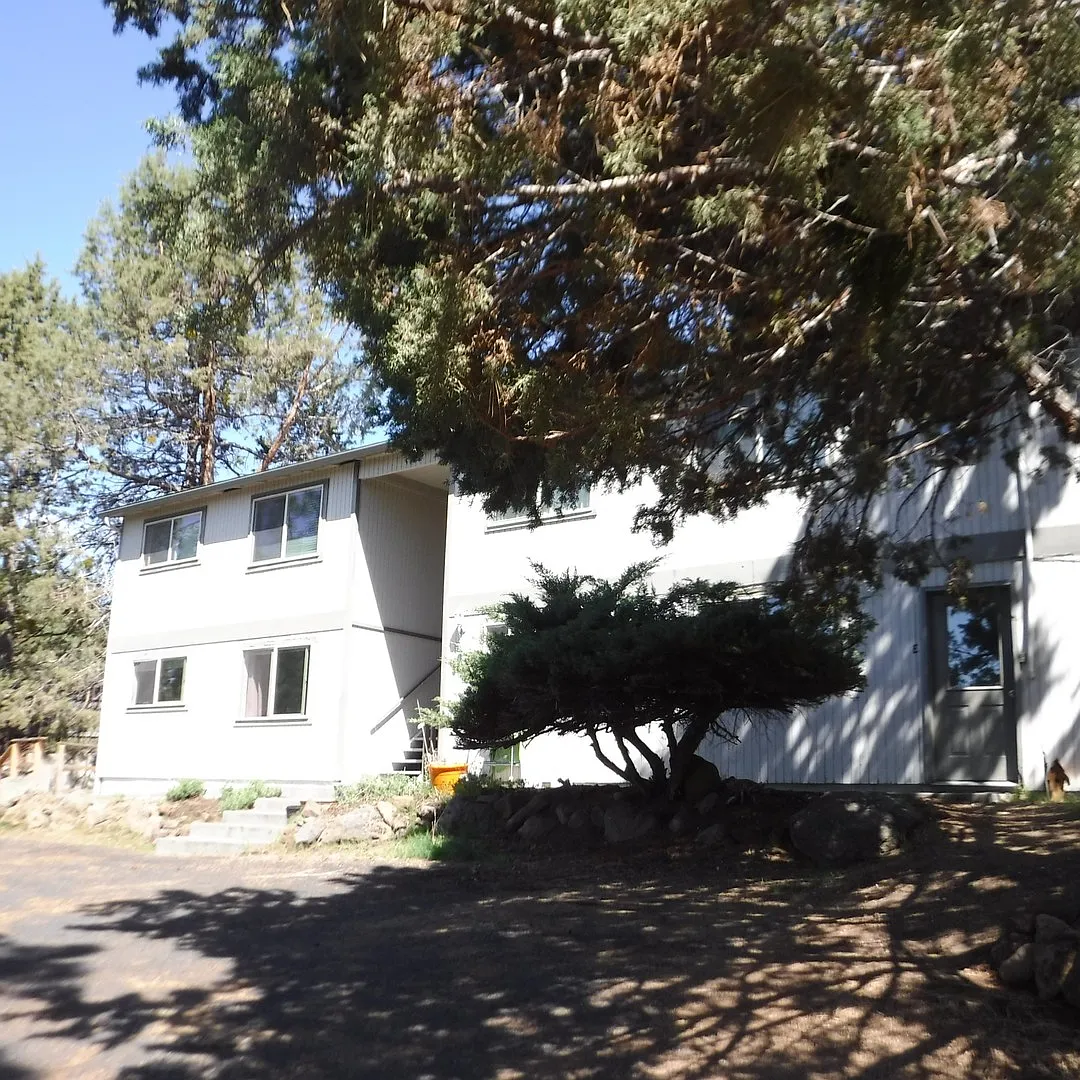 2 Bedroom Lower Level Westside Apartment - NW Portland Ave — Photo 1