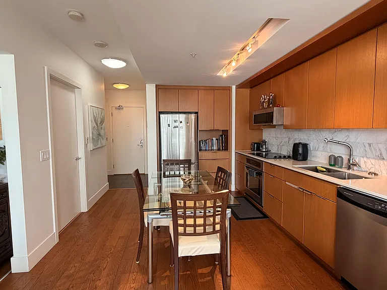 158 W 13th St #703 — Photo 9
