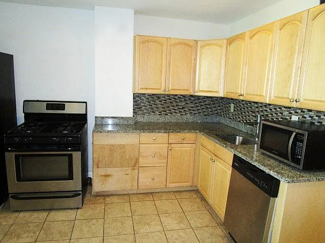 742 E 6th St — Photo 3