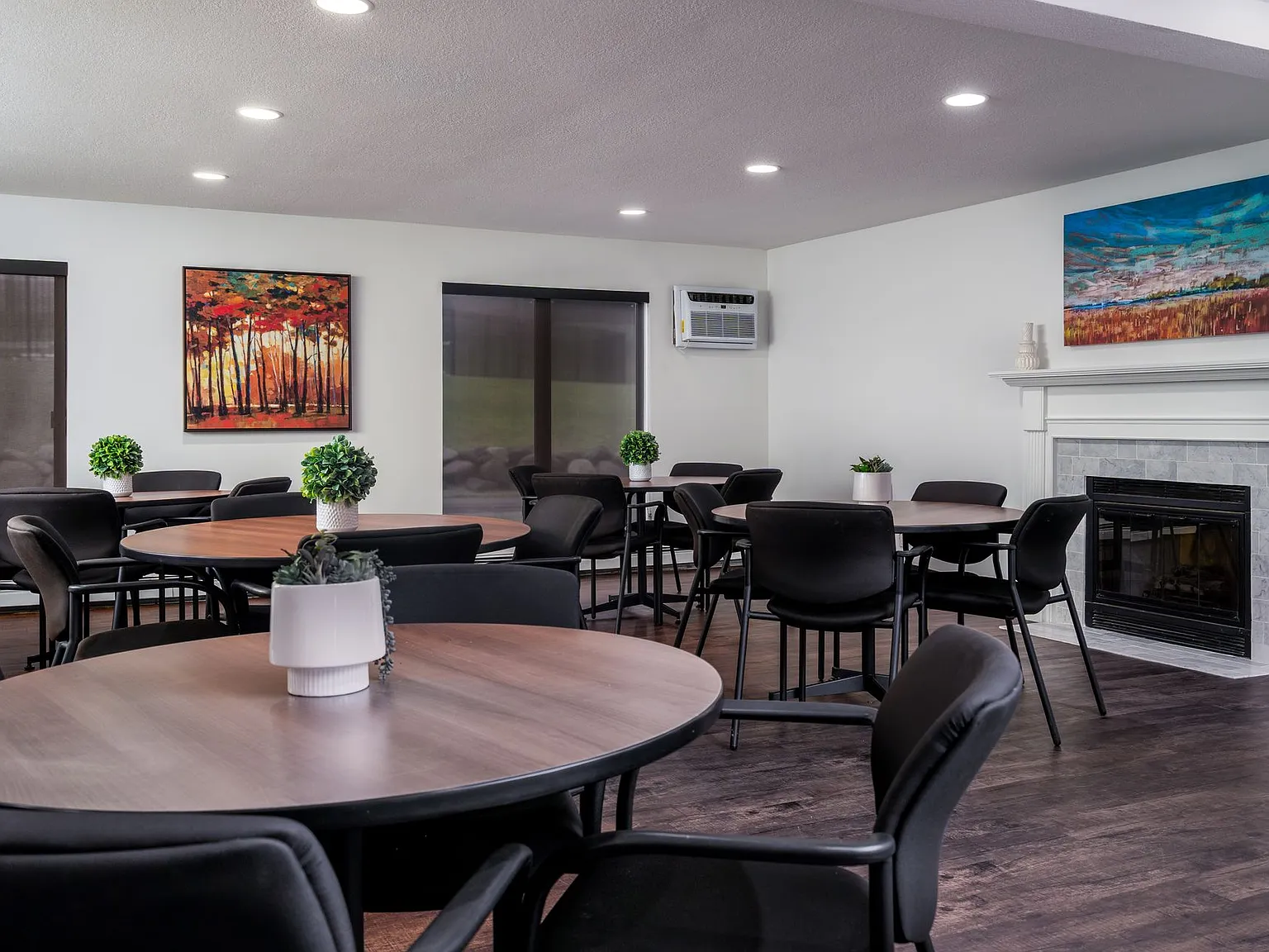 Hummingbird Cove Apartments — Photo 4