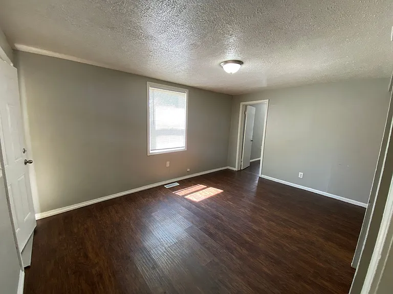 556 N Clay St — Photo 7