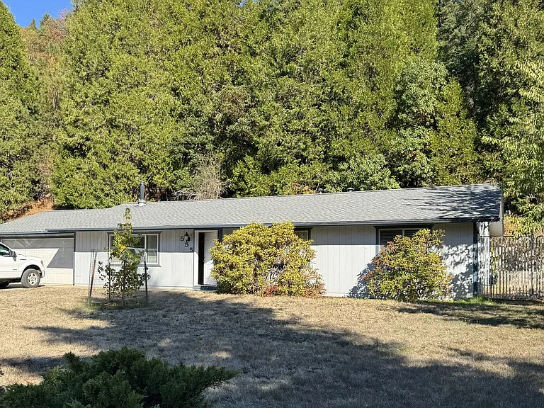 555 Hamlin Dr — Photo 1