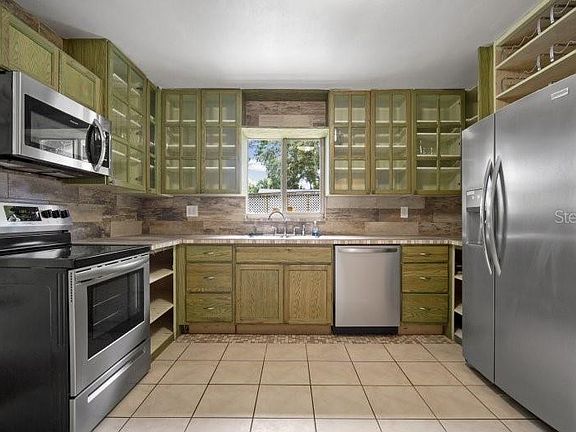 4th image of 705 22nd Ave W