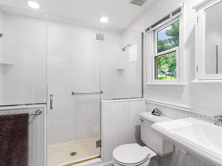114 Narod Blvd — Photo 14