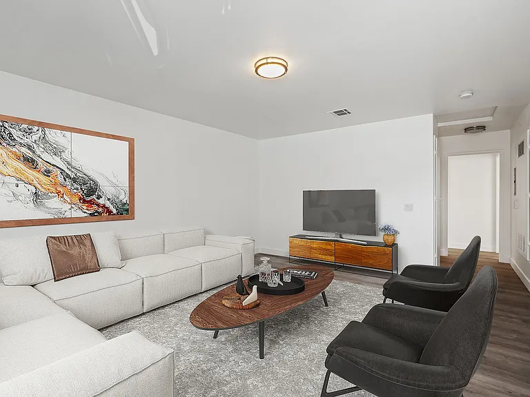 920 Everett St — Photo 4