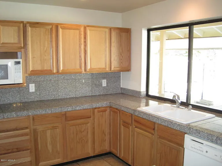 718 E Manhatton Dr — Photo 4