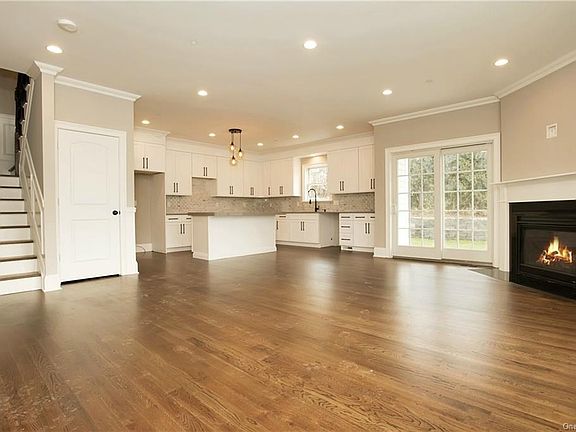 5th image of 44 Lakeview Ave
