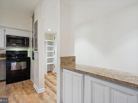 4th image of 2405 I St NW Suite 3C
