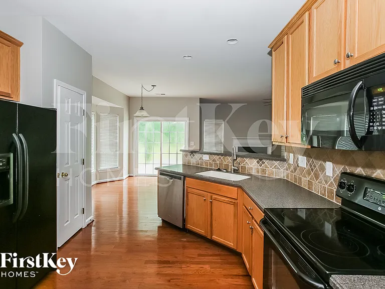 1041 Canopy Dr — Photo 7