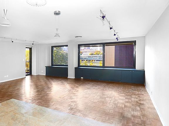 5th image of 531 Main St APT 520